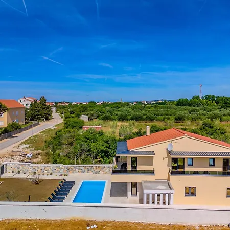 New Luxury With Private Pool - By Ta Leut Agency