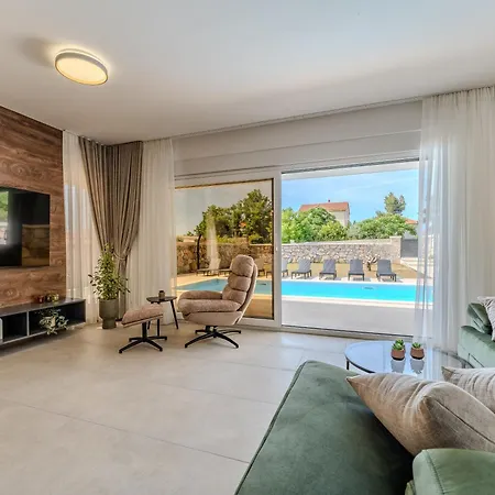 New Luxury With Private Pool - By Ta Leut Agency