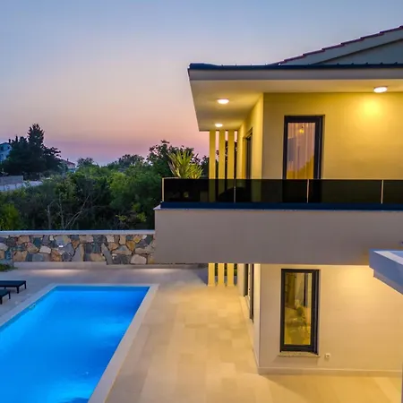 New Luxury With Private Pool - By Ta Leut Agency *