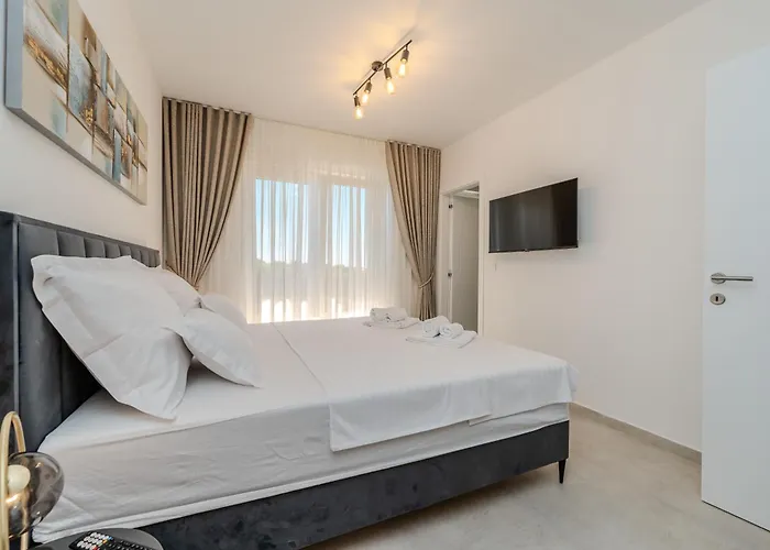 New Luxury With Private Pool - By Ta Leut Agency *